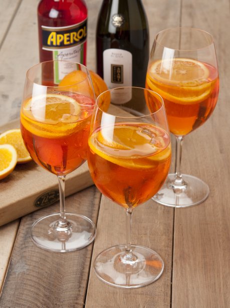 o-verao-agora-e-aqui-drink-do-verao-europa-italia-nova-york-aperol-spritz-campari-bebida-refrescante-sofisticacao-requinte-mercado-luxo-new-york-times-sao-paulo-marina-khouri-alexandre-taleb (1)