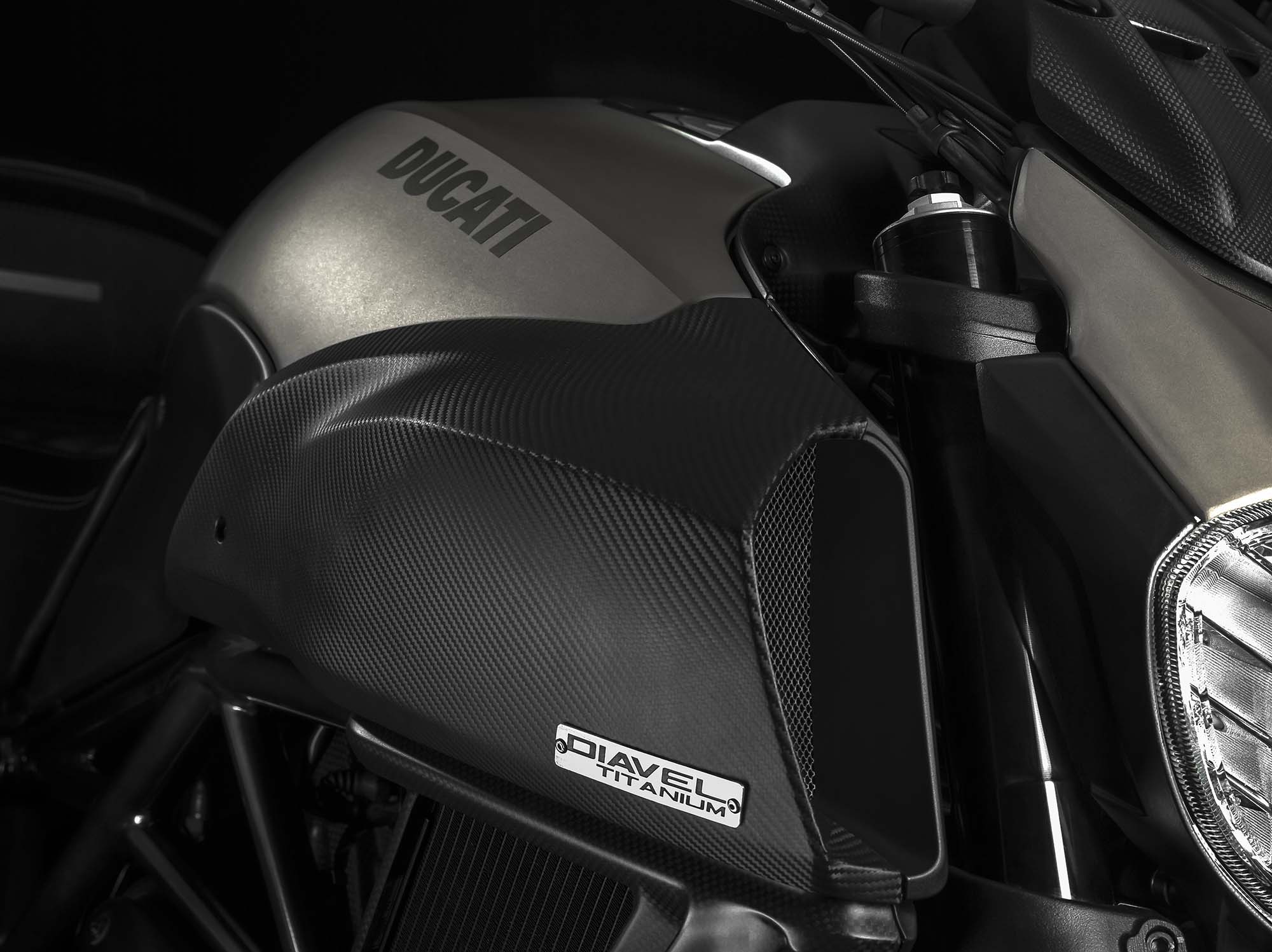 2015-Ducati-Diavel-Titanium-EICMA-04