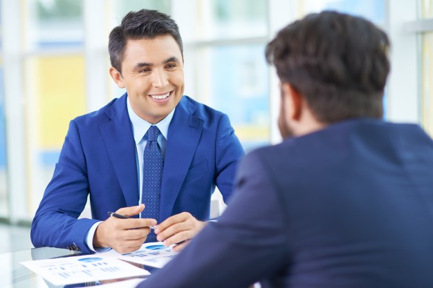 homem na entrevista de emprego sorrindo