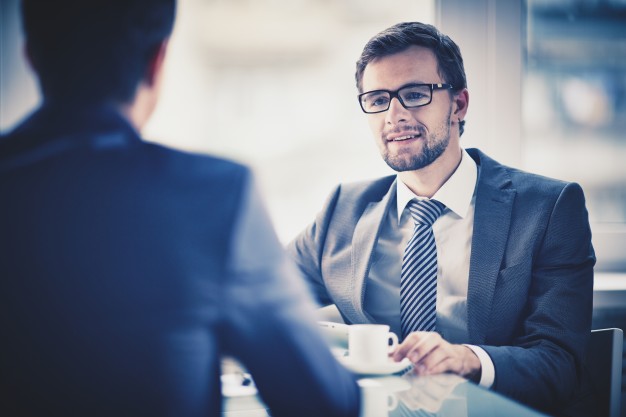 homem na entrevista de emprego