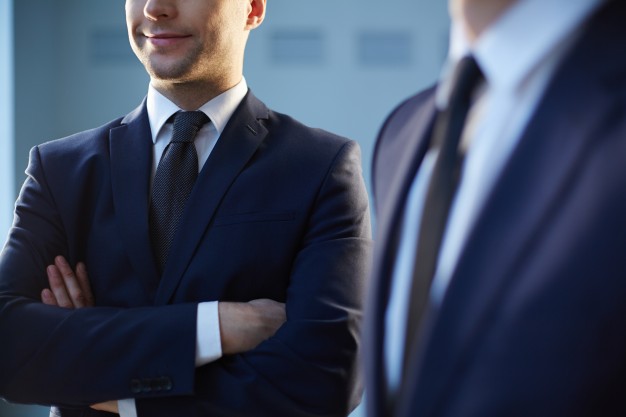 homem de terno confiante antes da entrevista de emprego